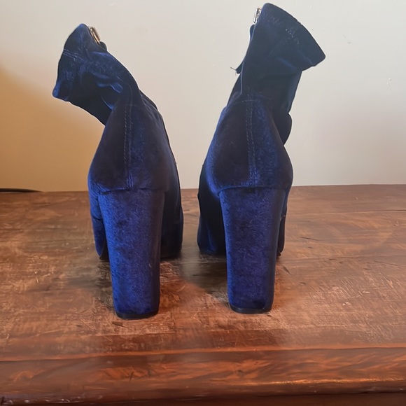 Barely worn velvet sockbooties - Picture 4 of 4
